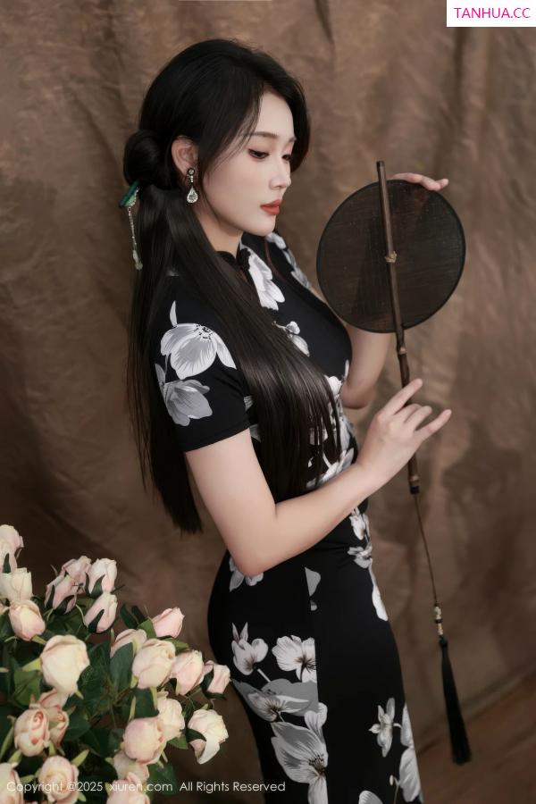   [XiuRen]高清写真图 2025.08.15 No.10655 南乔 黑色旗袍第9张图片